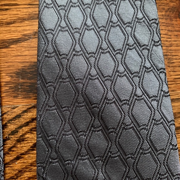 Gucci 60” iridescent silk tie slate print - Picture 9 of 14
